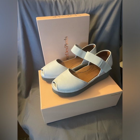 Adamour White Platforms, 9.5 - Picture 1 of 7